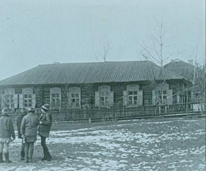 Первая начальная школа в п. Антипиха.